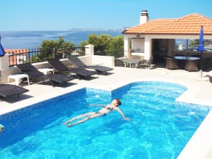 Podstrana apartment with swimming pool